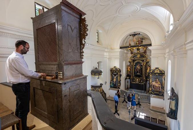 Kaple Hradu Kámen je „nová“ od základů po střechu. Zchátralou památku zachránil nový majitel – Kraj Vysočina