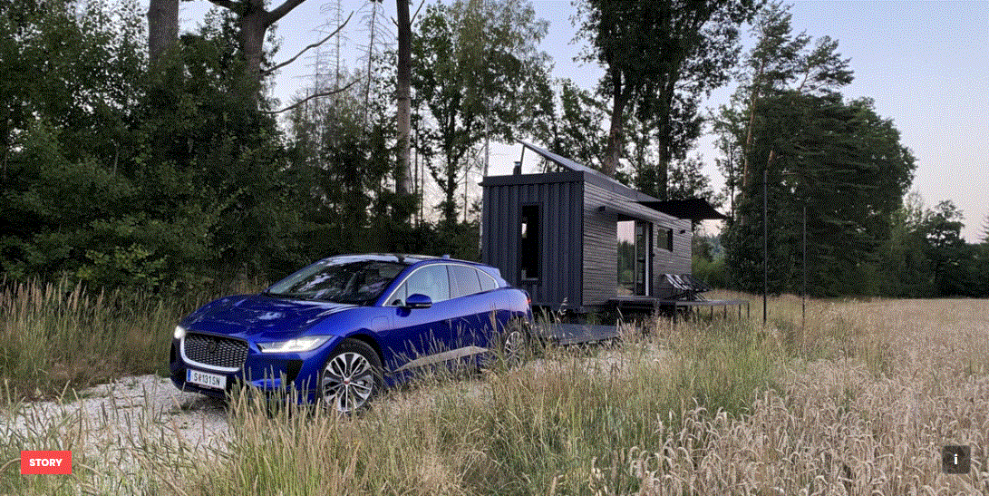 Elektrický Jaguar I-Pace u offgrid domku Rocksky House