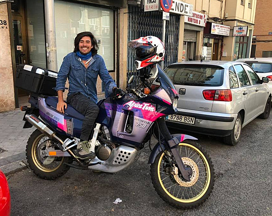 Cestovateli  ukradli v Praze motorku. Čeští motorkáři mu sehnali novou