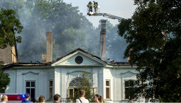 Vyhořelý zámek přišel o provizorní střechu, majitel plánuje opravy z vězení