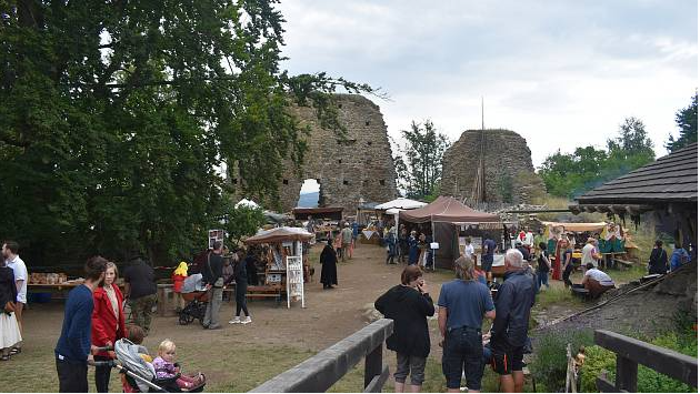 Zavírání hradní brány. Hrad Orlík ožije dělostřelci a a lučištníky