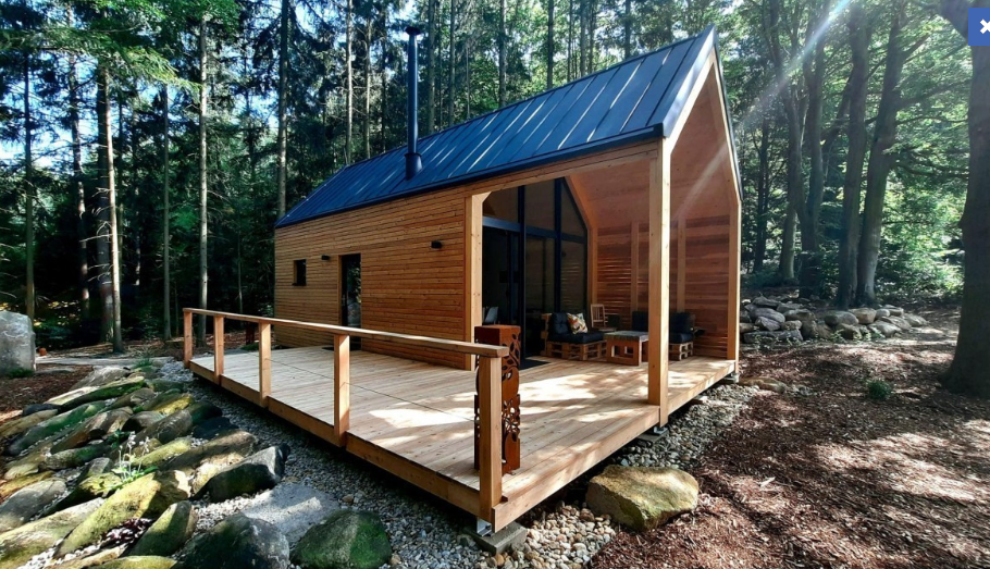 Moderní chatka v lese poblíž Humpolce stojí na vrcholu hory Melechov