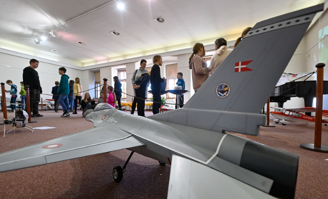 Humpolecké muzeum vystavuje letadla modelářů z Jiřic, včetně třímetrových modelů