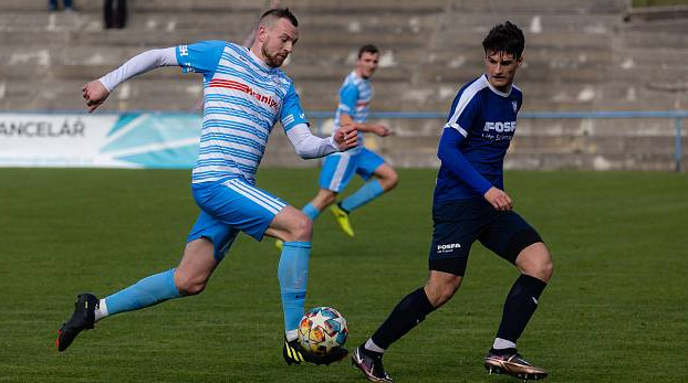 Divizní fotbalisté Humpolce (v pruhovaném) doma v sobotu remizovali s Břeclaví (v tmavém) 1:1. Dál tak zůstávají v tabulce poslední.