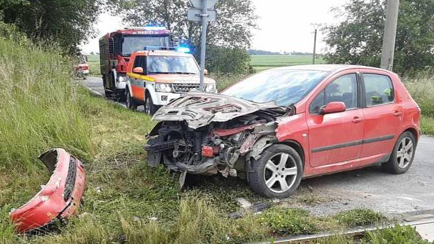 Ranní srážka osobního auta s vlakem na železničním přejezdu v Herálci. | Foto: HZS Kraje Vysočina
