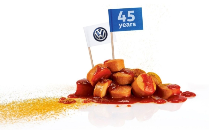 Nejslavnější pokrm nahradili veganským. Po rozruchu se currywurst do jídelny Volkswagenu vrací