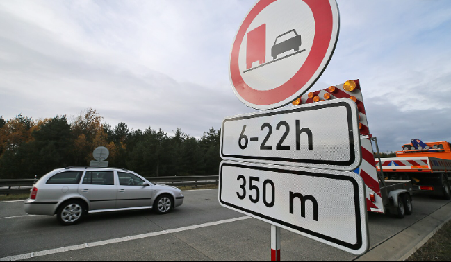 Na D1 začal platit zákaz předjíždění kamionů. Policie hned zahájila kontroly