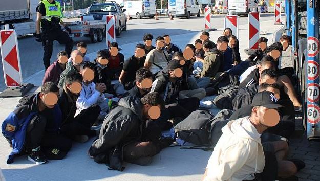 Policisté na Vysočině zadrželi téměř 500 migrantů. Hlavně na D1 a osmatřicítce