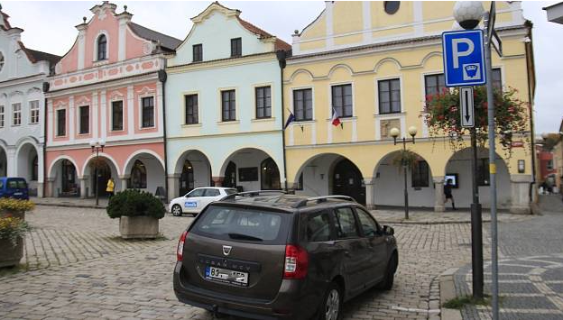 Parkování v centru Pelhřimova je dražší. Připlatí si hlavně místní