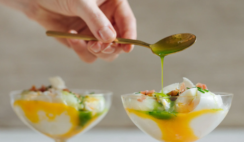 Luxusní a elegantní snídaně nejen pro pamětníky: Tři vejce do skla s křenem a šunkou