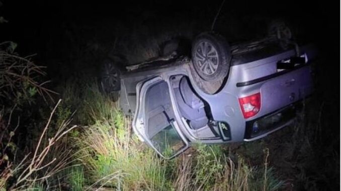Teenageři z Humpolce si „půjčili“ auto od mámy. Výlet skončil nehodou a policejní akcí s vrtulníkem