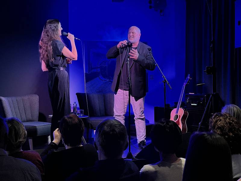 Talkshow Na tři s Mirkou nabídla smích, písničky i silné příběhy