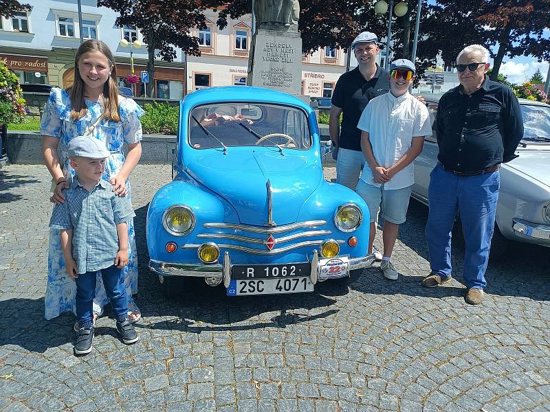 Francouzský styl a elegance. Náměstí v Humpolci patřilo ikonickým Renaultům