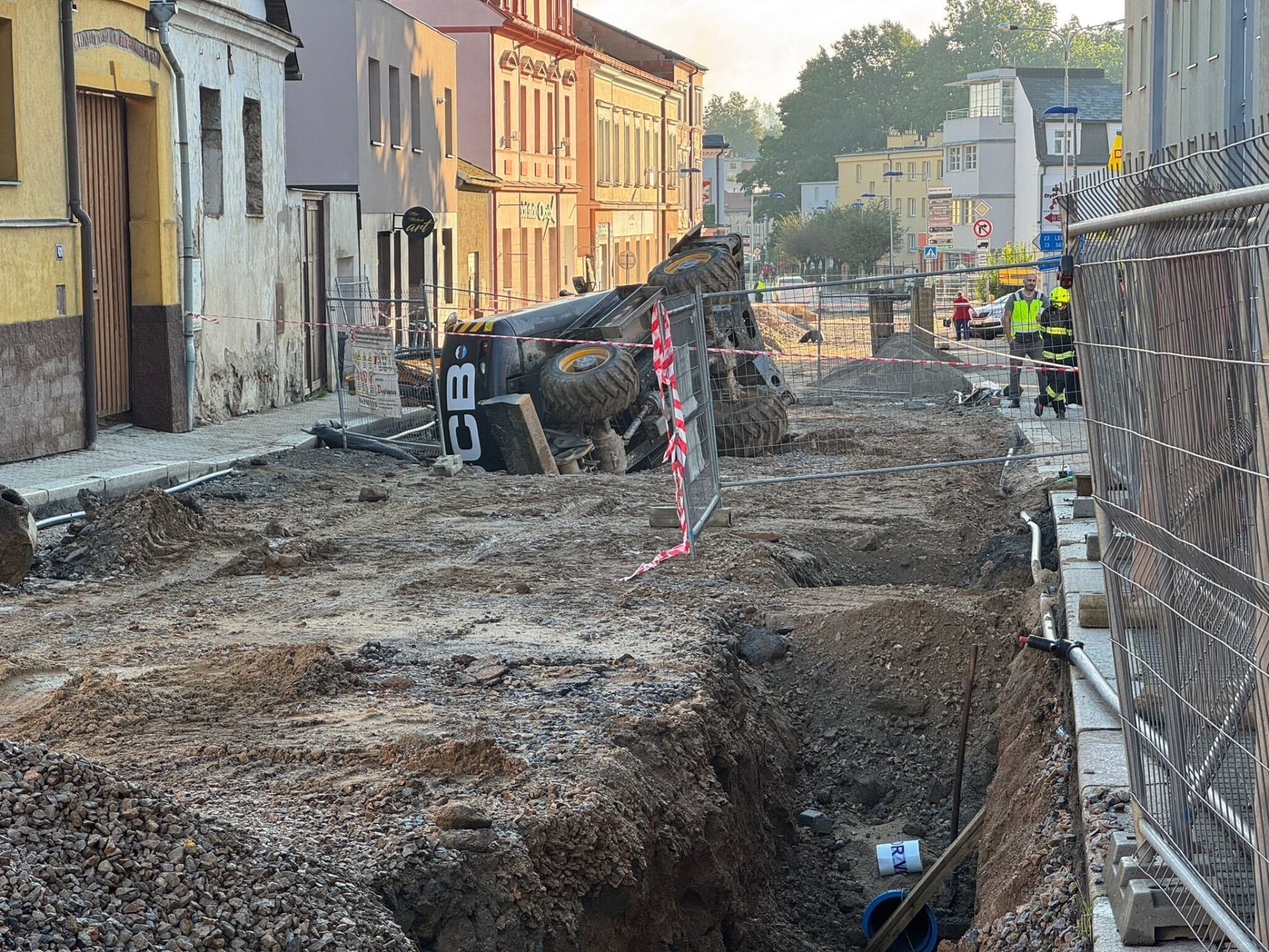 V Humpolci se převrátil bagr, jednadvacetiletý pracovník stavby letěl do Prahy