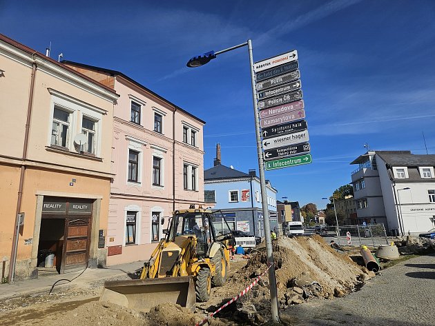 Píšou: Ulici v Humpolci se řidiči vyhýbají obloukem. Dopravu komplikuje krátký úsek