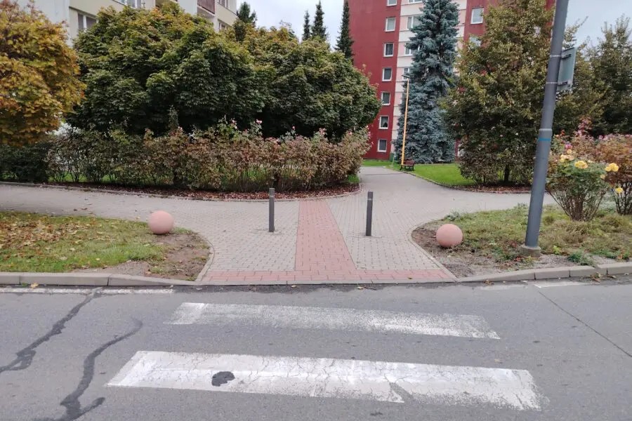 Proč byly na chodnících v lokalitě Na Rybníčku instalovány sloupky?
