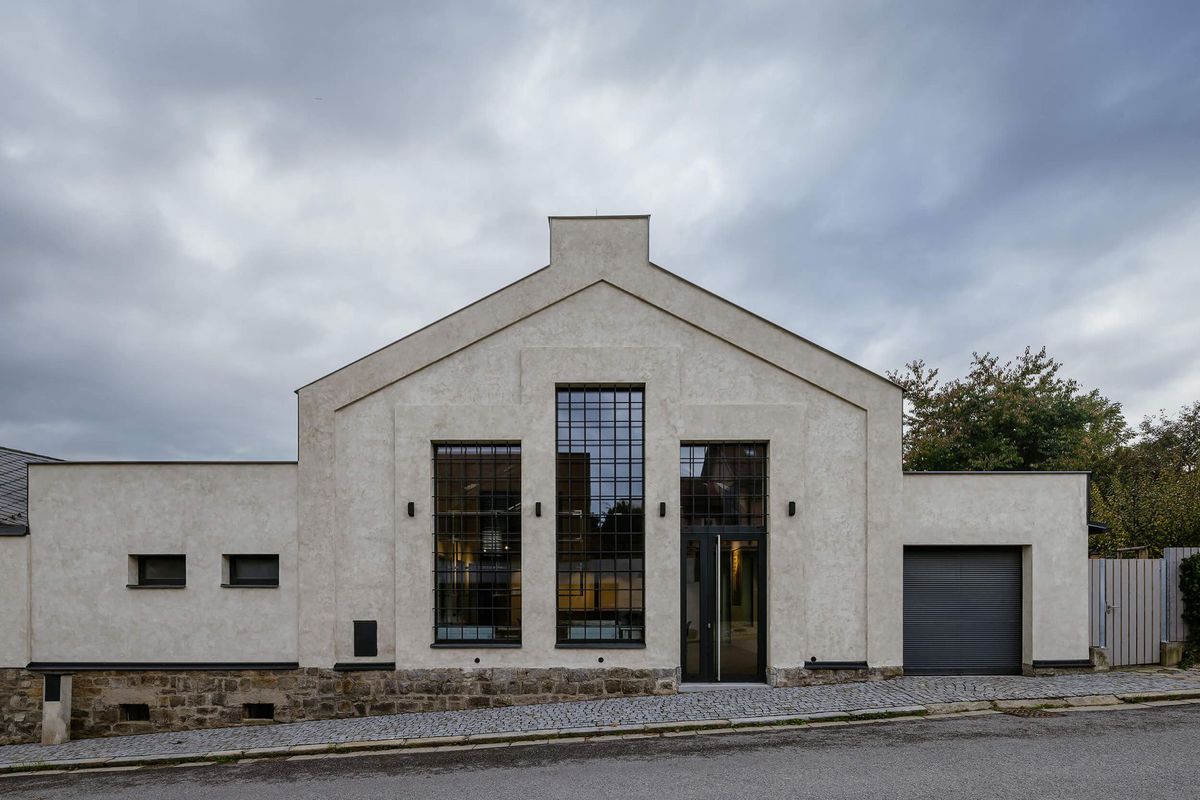 Historická Pípalova malířská dílna v Humpolci se proměnila v galerii s vinným barem a wellness