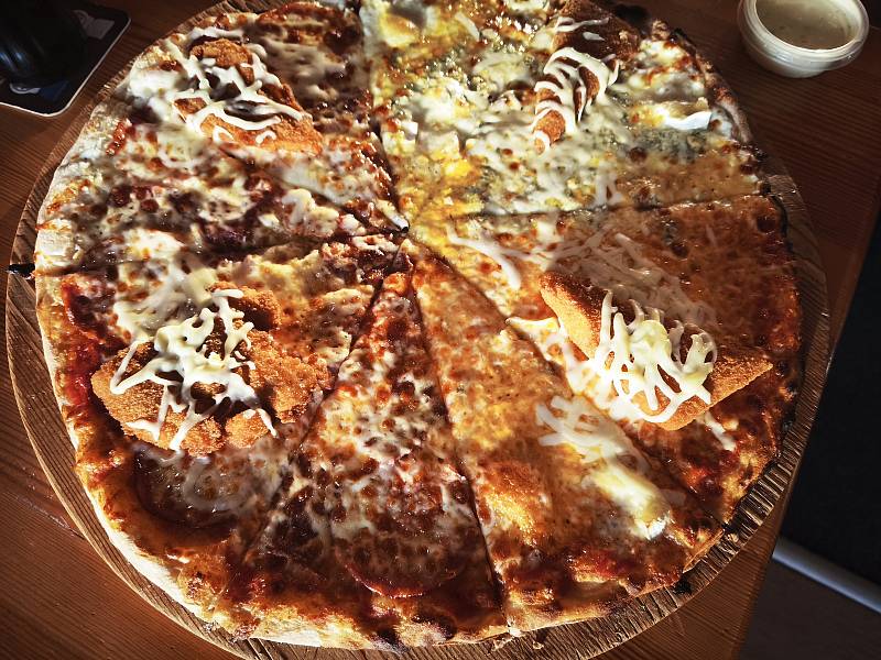 Zapomeňte na ananas! Nový český hit je pizza se smažákem. Vyzkoušeli jsme ji