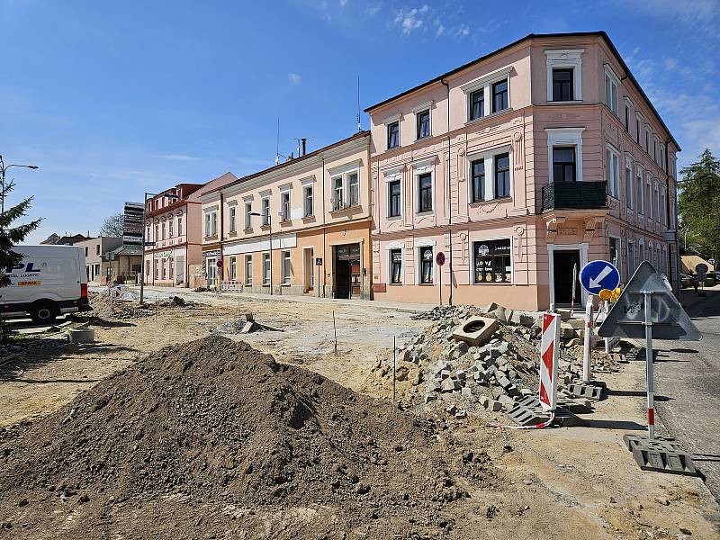 Úleva nastane za několik dní. Oprava ulice v Humpolci jde do finále
