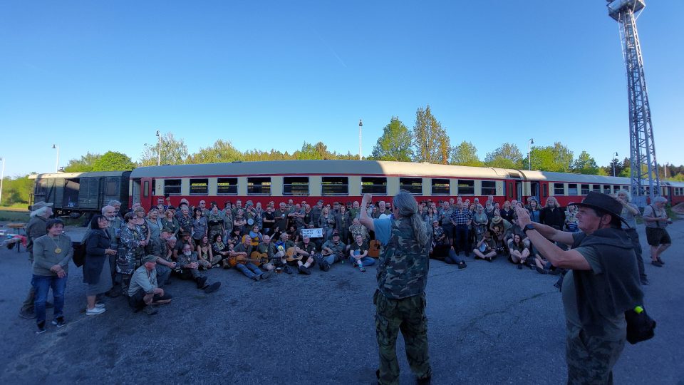 Dvě stě trampů projelo z Humpolce Vysočinou speciálním dobovým vlakem. Na pacovském nádraží pak usedli k ohni