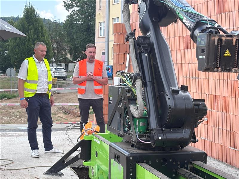 Na stavbě nové výjezdové základny záchranářů v Humpolci začal zdít robot. Kraj Vysočina využívá moderní stavební technologie