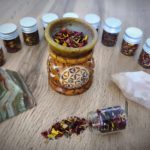 Aromateo aromaterapeutické sójové svíčky, aroma rollony, krystalické mlhy, difuzéry do auta, vykuřovací směsi, vykuřovací františky, minerální náramky, krystaly.
