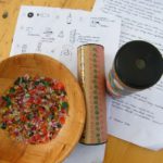 Krasohledy V této dílničce si můžete vyrobit krasohled podle vlastních představ. Celý si ho složíte a vyrobíte si jak obal, tak obsah uvnitř, který vytváří ty krásné pravidelné obrazce. Krasohled je vymyšlený jako skládačka, jde tedy opět rozložit a můžete zkoušet nové varianty barev a tvarů.