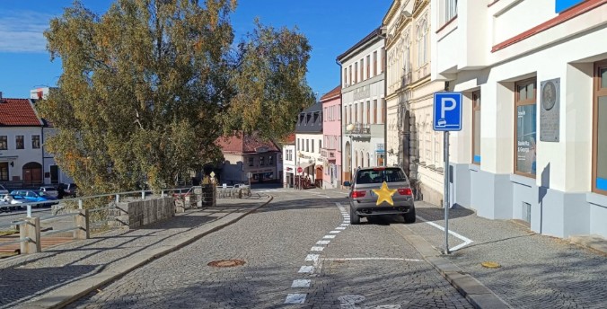 Před knihovnou na Dolním náměstí se znovu parkuje. Město řešení slíbilo už před devíti měsíci